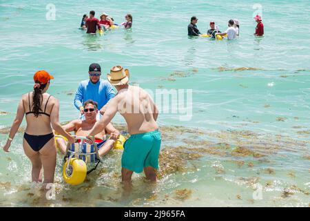 Miami Beach Florida, Sabrina Cohen Adaptive Beach Day, handicapés besoins spéciaux roues d'eau handicapées fauteuil roulant flottant, hispanique homme femme mâle Banque D'Images