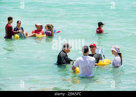 Miami Beach Florida, Sabrina Cohen Adaptive Beach Day, handicapés besoins spéciaux roues d'eau handicapées fauteuil roulant flottant, hispanique homme femme mâle Banque D'Images