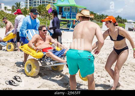 Miami Beach Florida, Sabrina Cohen Adaptive Beach Day, handicapés besoins spéciaux roues d'eau handicapées fauteuil roulant flottant, hispanique homme femme mâle Banque D'Images