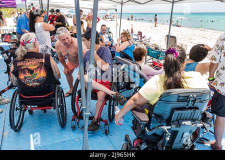 Miami Beach Florida, Sabrina Cohen Adaptive Beach Day, handicapés besoins spéciaux roues d'eau handicapées fauteuil roulant flottant, familles hommes femmes Atlantique OC Banque D'Images