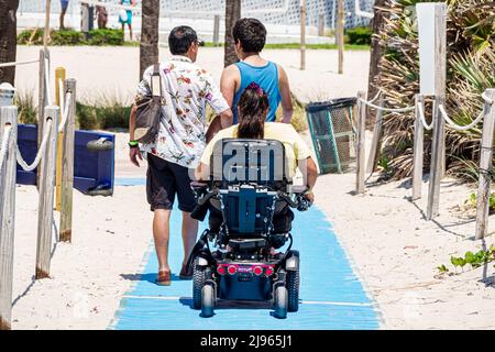 Miami Beach Florida, Sabrina Cohen Adaptive Beach Day, handicapés besoins spéciaux handicapés tapis rampe famille père fils mère fauteuil électrique Banque D'Images