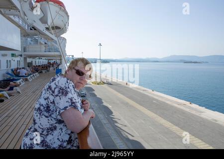 lady in lunettes de soleil regardant la caméra sur le pont d'un bateau de croisière de luxe Banque D'Images