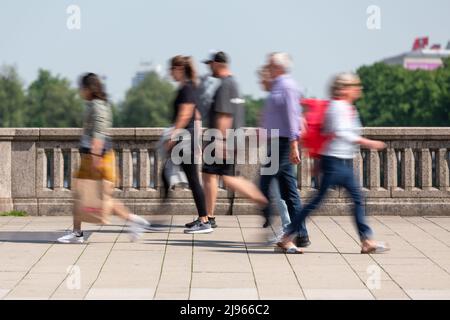Les piétons en mouvement sont flous par une longue exposition Banque D'Images