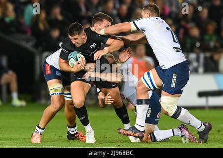 Owen Watkin, d'Osprey, est attaqué par Gerhard Steenekamp et Chris Smith, de Vodacom Bulls, le 5/20/2022. (Photo de Craig Thomas/News Images/Sipa USA) crédit: SIPA USA/Alay Live News Banque D'Images