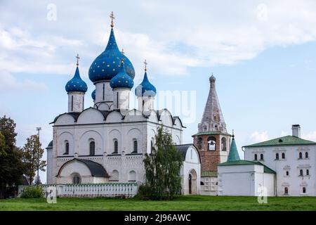 Vue sur la cathédrale de la Nativité de la Sainte Vierge dans le Kremlin de Suzdal. Dômes bleus avec croix dorées et étoiles. Concept de religion. Suzdal Banque D'Images