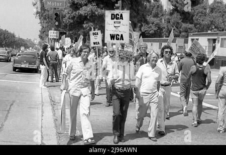 Les membres de la Guilde des directeurs défilent en faveur de la grève de la Guilde des écrivains, Los Angeles, CA 1981 Banque D'Images