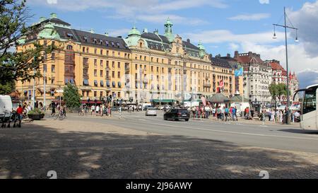 Front de mer boulevard Strandvagen sur Ostermalm, vue de la place Raoul Wallenberg à l'extrémité ouest de Nybrokajen, Stockholm, Suède Banque D'Images