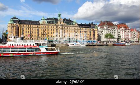 Front de mer boulevard Strandvagen sur Ostermalm, vue de la place Raoul Wallenberg à l'extrémité ouest de Nybrokajen, Stockholm, Suède Banque D'Images