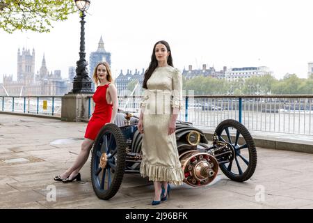 Casting du nouveau spectacle Sky Atlantic The Nevers, dévoile une voiture de style victorien, créée et conduite par le personnage de Skelly, Penance Adair, lors du lancement du drame sur la rive sud de Londres. La série raconte l'histoire d'un événement surnaturel qui roque Londres victorienne et sera disponible à partir de mai 17 sur Sky Atlantic et le service de streaming MAINTENANT avec: Ann Skelly, Laura Donnelly où: Londres, Royaume-Uni quand: 13 mai 2021 crédit: Phil Lewis/WENN Banque D'Images