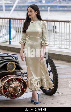 Casting du nouveau spectacle Sky Atlantic The Nevers, dévoile une voiture de style victorien, créée et conduite par le personnage de Skelly, Penance Adair, lors du lancement du drame sur la rive sud de Londres. La série raconte l'histoire d'un événement surnaturel qui roque Londres victorienne et sera disponible à partir de mai 17 sur Sky Atlantic et le service de streaming MAINTENANT avec: Laura Donnelly où: Londres, Royaume-Uni quand: 13 mai 2021 crédit: Phil Lewis/WENN Banque D'Images