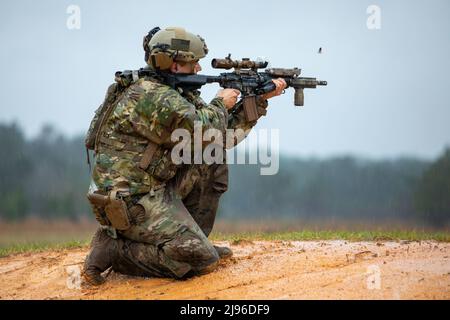 Un soldat de l'armée américaine de la division Mountain 10th tire sur une cible lors de la compétition internationale Sniper 2022, le 5 avril 2022, à fort Benning, G.A. non seulement leurs capacités de tir ont été testées sur leurs fusils et pistolets, à la fois sur des cibles fixes et mobiles, mais ils devaient également démontrer leur capacité à maintenir l'information sous pression et leur capacité à communiquer en équipe. (É.-U. Photo de l'armée par la SPC. Ethan Scofield) Banque D'Images