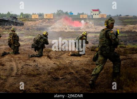 Les soldats allemands affectés au 212th Bataillon Panzergrenadier, 21st Brigade Panzer, 1st Division Panzer engagent des cibles lors d'un exercice de tir en direct dans le cadre de Defender Europe à la zone d'entraînement d'Oberlaussitz, Allemagne, le 17 mai 2022. Defender Europe 22 est une série d'exercices de formation multinationaux de l'armée américaine en Europe de l'est et en Afrique. Cet exercice démontre la capacité de l’armée américaine en Europe et en Afrique à mener des opérations de combat au sol à grande échelle dans plusieurs théâtres soutenant l’OTAN. (É.-U. Photo de la Garde nationale de l'armée par le sergent d'état-major. Gabriel Rivera) Banque D'Images