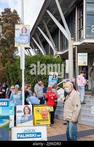 Australie. 21st mai 2022. Jour du scrutin des élections fédérales australiennes. Les Australiens, qui se trouvent au siège de Mackellar, se dirigent vers les urnes au centre de loisirs d'Avalon Beach, pour voter aux élections fédérales. Mackellar, au nord de Sydney, est détenu par le député libéral Jason Falinski. Le vote se termine à 6pm ce soir. Samedi 21st mai 2022. Credit Martin Berry@alamy Actualités en direct. Credit: martin Berry/Alay Live News Banque D'Images