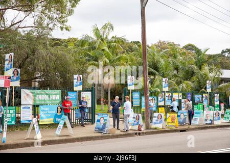 Jour du scrutin des élections fédérales australiennes. Les Australiens, qui sont au siège de Mackellar, se dirigent vers les sondages à l'école primaire d'Avalon Beach , pour voter aux élections fédérales. Mackellar, au nord de Sydney, est détenu par le député libéral Jason Falinski. De nombreux bénévoles politiques se rassemblent autour de l'entrée du bureau de vote. Le vote se termine à 6pm ce soir. Samedi 21st mai 2022. Credit Martin Berry@alamy Actualités en direct. Banque D'Images