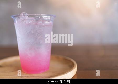 cocktail de fraises. Cocktail d'été frais avec des glaçons et des fraises. Banque D'Images