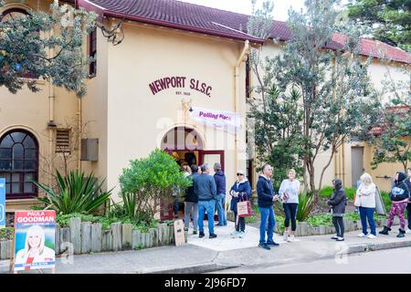 Jour du scrutin des élections fédérales australiennes. Les Australiens dans le siège de Mackellar se dirigent vers les sondages au club de sauvetage de surf de Newport Beach, pour voter aux élections fédérales. Mackellar, au nord de Sydney, est détenu par le député libéral Jason Falinski. Le vote se termine à 6pm ce soir. Samedi 21st mai 2022. Credit Martin Berry@alamy Actualités en direct. Banque D'Images