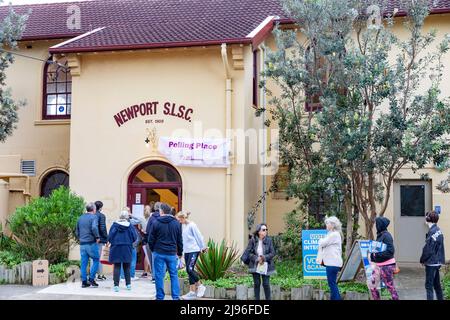 Jour du scrutin des élections fédérales australiennes. Les Australiens dans le siège de Mackellar se dirigent vers les sondages au club de sauvetage de surf de Newport Beach, pour voter aux élections fédérales. Mackellar, au nord de Sydney, est détenu par le député libéral Jason Falinski. Le vote se termine à 6pm ce soir. Samedi 21st mai 2022. Credit Martin Berry@alamy Actualités en direct. Banque D'Images