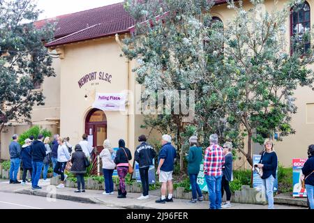 Jour du scrutin des élections fédérales australiennes. Les Australiens dans le siège de Mackellar se dirigent vers les sondages au club de sauvetage de surf de Newport Beach, pour voter aux élections fédérales. Mackellar, au nord de Sydney, est détenu par le député libéral Jason Falinski. Le vote se termine à 6pm ce soir. Samedi 21st mai 2022. Credit Martin Berry@alamy Actualités en direct. Banque D'Images