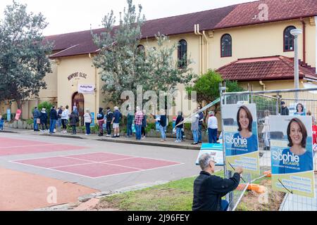 Jour du scrutin des élections fédérales australiennes. Les Australiens dans le siège de Mackellar se dirigent vers les sondages au club de sauvetage de surf de Newport Beach, pour voter aux élections fédérales. Mackellar, au nord de Sydney, est détenu par le député libéral Jason Falinski. Le vote se termine à 6pm ce soir. Samedi 21st mai 2022. Credit Martin Berry@alamy Actualités en direct. Banque D'Images