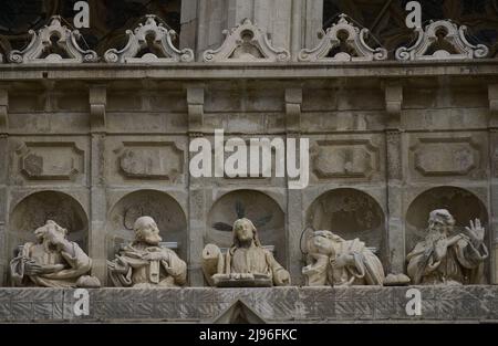 Espagne, Castille-la Manche, Tolède. Cathédrale Saint Mary. Porte du pardon. Haut relief représentant la Cène, au centre de la façade principale, par Mariano Salvatierra Serrano (1752-1808). Auteur: Mariano Salvatierra Serrano (1752-1808). Sculpteur espagnol. Banque D'Images