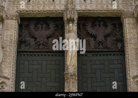 Espagne, Castille-la Manche, Tolède. Cathédrale Saint Mary. Érigé en style gothique entre 1227 et 1493. Façade principale. Porte du pardon. Construit sous la direction de l'architecte Alvar Martínez (actif entre 1418 et 1440). Détail du Christ Sauveur sculpté sur le mullion et les portes en relief en bronze. Ces emboutissage sont datés de 1337. Banque D'Images