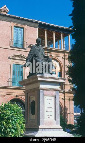 ESTATUA DEL CARDENAL BELLUGA EN LA PLAZA QUE LLEVA SU NOMBRE - 1968. Emplacement : EXTÉRIEUR. MURCIE. ESPAGNE. BELLUGA Y MONCADA LUIS ANTONIO. Banque D'Images