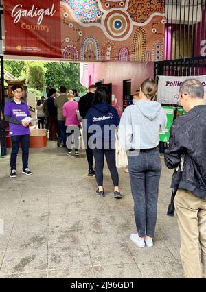 Sydney, Australie. 21st mai 2022. Les électeurs font la queue devant un bureau de vote à l'International Grammar School, sur Kelly Street, à Sydney, en Australie. Plus de 17 millions d'Australiens sont appelés à voter pour leur prochain gouvernement. Crédit : Carola Frentzen/dpa/Alay Live News Banque D'Images