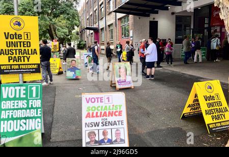 Sydney, Australie. 21st mai 2022. Les électeurs font la queue devant un bureau de vote à l'International Grammar School, sur Kelly Street, à Sydney, en Australie. Plus de 17 millions d'Australiens sont appelés à voter pour leur prochain gouvernement. Crédit : Carola Frentzen/dpa/Alay Live News Banque D'Images