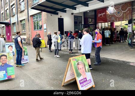 Sydney, Australie. 21st mai 2022. Les électeurs font la queue devant un bureau de vote à l'International Grammar School, sur Kelly Street, à Sydney, en Australie. Plus de 17 millions d'Australiens sont appelés à voter pour leur prochain gouvernement. Crédit : Carola Frentzen/dpa/Alay Live News Banque D'Images