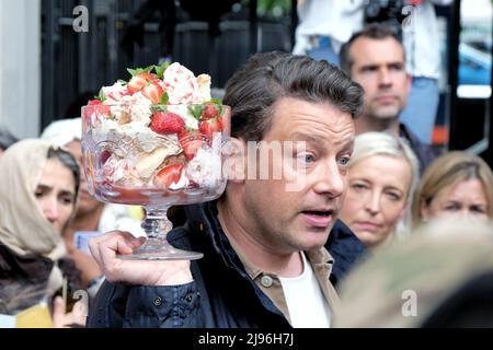 Londres, Royaume-Uni, 20th mai 2022. Le célèbre chef Jamie Oliver a organisé une manifestation « Eton Mess » au sujet du retard du gouvernement à mettre fin aux offres de malbouffe à plusieurs achats et aux publicités pour les fiides malsains destinés aux enfants, dans le cadre de sa stratégie anti-obésité. L'obésité infantile au Royaume-Uni a augmenté de façon spectaculaire pendant la pandémie, bien que le gouvernement défende sa décision alors que la crise du coût de la vie s'aggrave. Crédit : onzième heure Photographie/Alamy Live News Banque D'Images