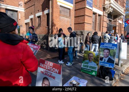 Les gens attendent dans une file d'attente pour voter à Collingwood, pendant les élections fédérales australiennes de 2022. Collingwood, Melbourne, Victoria, Australie. Banque D'Images