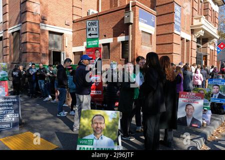 Les gens attendent dans une file d'attente pour voter à Collingwood, pendant les élections fédérales australiennes de 2022. Collingwood, Melbourne, Victoria, Australie. Banque D'Images