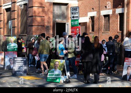 Les gens attendent dans une file d'attente pour voter à Collingwood, pendant les élections fédérales australiennes de 2022. Collingwood, Melbourne, Victoria, Australie. Banque D'Images