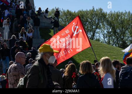 BERLIN - 09 MAI 2022 : jour de la victoire dans le parc Treptower. Clients et visiteurs au pied du monument du soldat libérateur. Banque D'Images