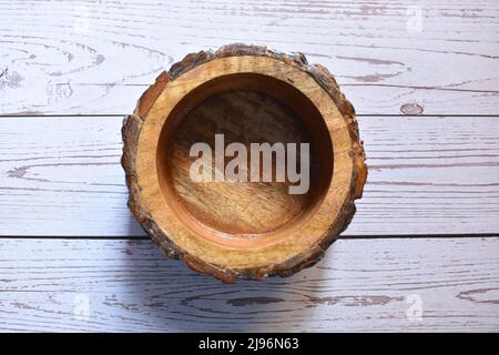 Bol en bois rustique rond vide de couleur brune en bois de teck Banque D'Images