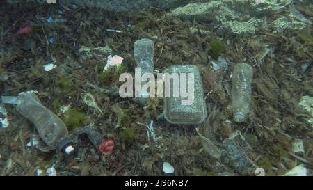 Mer Méditerranée, Rhodes, Grèce. 26th mars 2019. Pollution plastique massive du fond de l'océan. Fond marin recouvert de beaucoup de déchets de plastique. Bouteilles, sacs et autres débris plastiques sur les fonds marins de la mer Méditerranée. Pollution plastique de l'océan (Credit image: © Andrey Nekrasov/ZUMA Press Wire) Banque D'Images