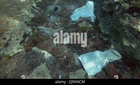 Mer Méditerranée, Rhodes, Grèce. 26th mars 2019. Pollution plastique massive du fond de l'océan. Fond marin recouvert de beaucoup de déchets de plastique. Bouteilles, sacs et autres débris plastiques sur les fonds marins de la mer Méditerranée. Pollution plastique de l'océan (Credit image: © Andrey Nekrasov/ZUMA Press Wire) Banque D'Images