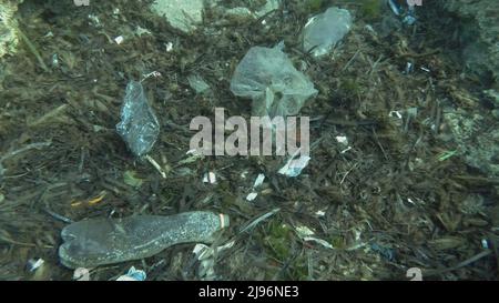 Mer Méditerranée, Rhodes, Grèce. 26th mars 2019. Pollution plastique massive du fond de l'océan. Fond marin recouvert de beaucoup de déchets de plastique. Bouteilles, sacs et autres débris plastiques sur les fonds marins de la mer Méditerranée. Pollution plastique de l'océan (Credit image: © Andrey Nekrasov/ZUMA Press Wire) Banque D'Images