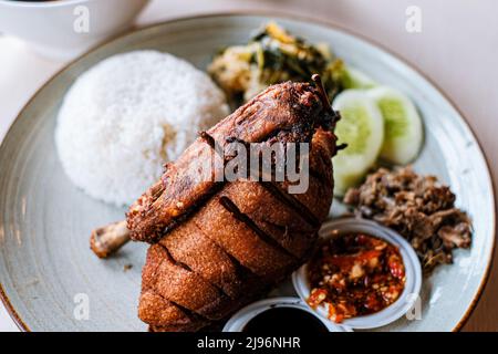 Bebek goreng, nasi putih, dan sambal Banque D'Images