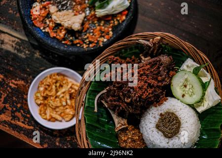 IGA goreng, nasi putih, dan sambal Penyet Banque D'Images