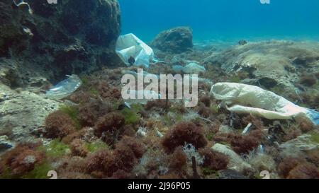 Mer Méditerranée, Rhodes, Grèce. 26th mars 2019. Pollution plastique massive du fond de l'océan. Fond marin recouvert de beaucoup de déchets de plastique. Bouteilles, sacs et autres débris plastiques sur les fonds marins de la mer Méditerranée. Pollution plastique de l'océan (Credit image: © Andrey Nekrasov/ZUMA Press Wire) Banque D'Images