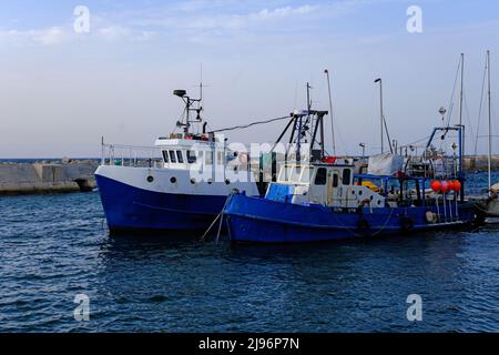 Tel Aviv-Yafo, Israël - 28 octobre 2021 : bateaux de pêche dans le port de Yafo. Banque D'Images