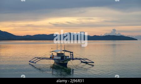 Port Barton, Philippines - 2022 mai : un bateau de pêche sur la plage de Port Barton le 15 mai 2022 à Palawan, Philippines. Banque D'Images