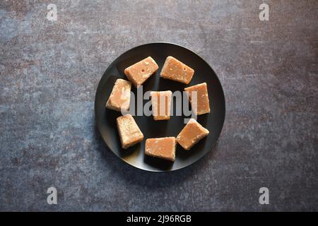 Cube de sucre de canne traditionnel jaggery Banque D'Images