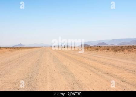 Vue sur le paysage des horizons sans fin du col Tsaris (sur la route C19 à travers les montagnes Tsaris) dans le désert Namib, Namibie, Afrique australe Banque D'Images