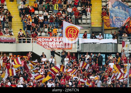 Turin, Italie. 20th mai 2022. TURIN, ITALIE, 20 MAI 2022. Fans de AS Roma lors de la série Un match entre le FC Torino et AS Roma le 20 mai 2002 au stade olympique Grande Torino. Credit: Medialys Images par Massimiliano Ferraro/Alamy Live News Banque D'Images