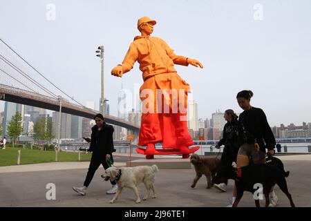 New York, États-Unis. 20th mai 2022. Exposition de skateboard orange géant à Dumbo, Brooklyn pour célébrer la présentation de l'exposition de tous les 47 styles Louis Vuitton x Nike Air Force 1 créés par Virgile Abloh à New York City, NY, USA le 20 mai 2022. Photo de Charles Guerin/ABACAPRESS.COM crédit: Abaca Press/Alay Live News Banque D'Images