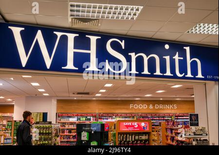 Aéroport international de Belfast, Irlande du Nord - 3 mai 2022 ; WHSmith à l'aéroport international de Belfast Banque D'Images