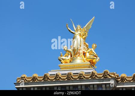 La sculpture dorée de Charles Gumery l'harmonie (harmonie) brille au soleil, au sommet du Palais Garnier (Opéra de Paris) à Paris, en France. Banque D'Images