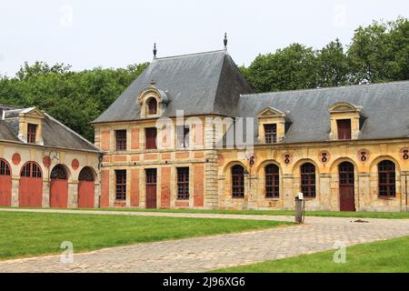 Calèche restauré sur le terrain du Château Vaux le Vicomte, situé à 34 miles au sud-est de Paris. Le bâtiment abrite plusieurs voitures anciennes. Banque D'Images